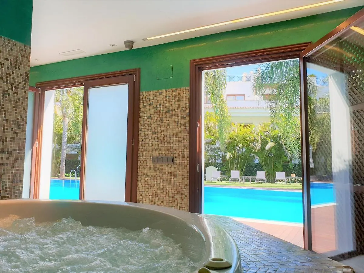 Luxury Apartment Frontal Beach In Doncella Beach Estepona